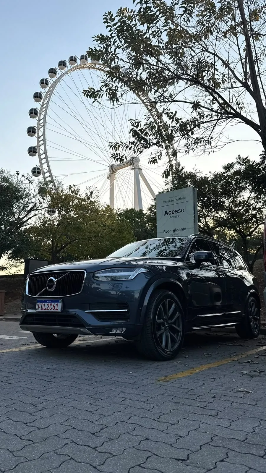 Veículo da Five Move Transfer em ponto turístico de São Paulo